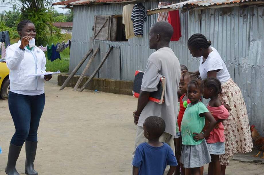 Los miembros de los equipos de socorro intentan orientar a los liberianos para prevenir el contagio del ébola. / AFP