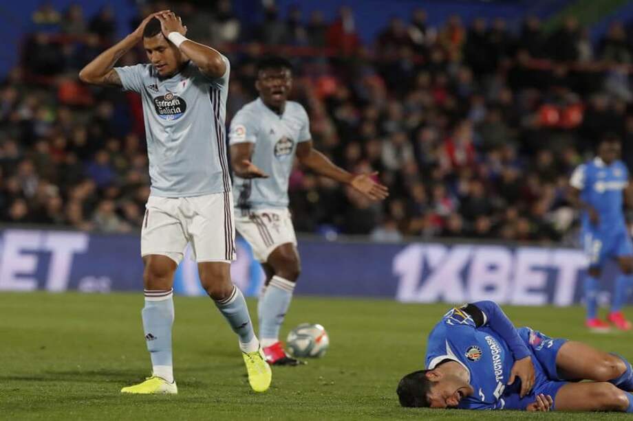 Jeison Murillo lamentándose por el golpe a Jorge Molina, delantero del Getafe, en el encuentro de la fecha 27 de La Liga. / EFE