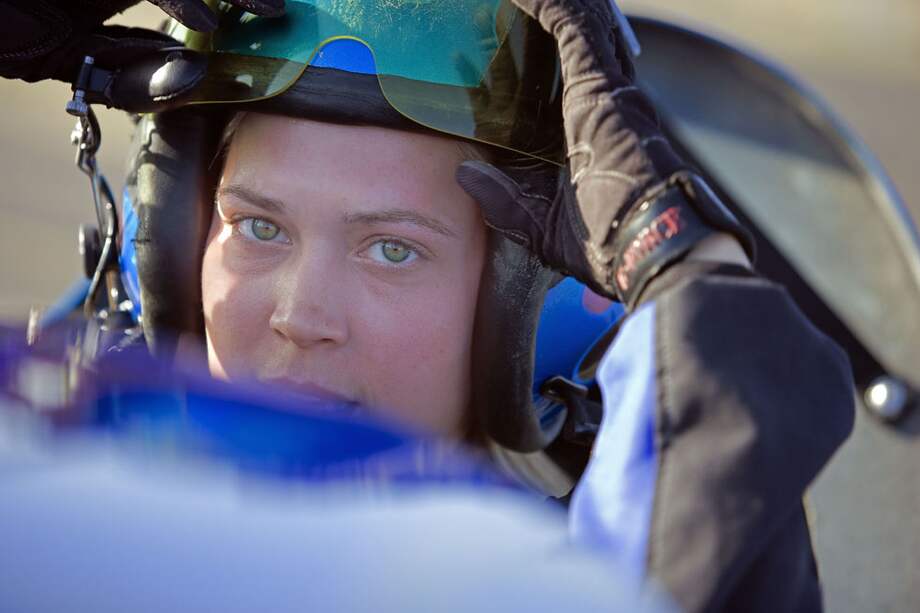 Melissa Pember, acróbata invitada al Concurso de Tractomulas.