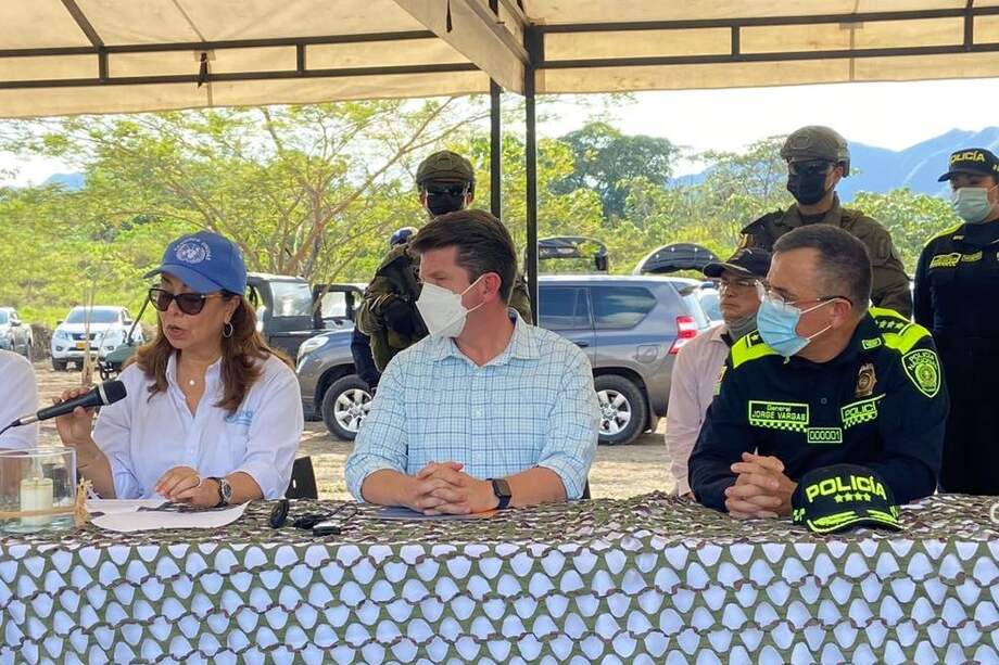 Directora ejecutiva de la UNODC, Ghada Fathi Waly (izquierda); Ministro de Defensa, Diego Molano (centro); director de la Policía, general Jorge Luis Vargas (derecha).