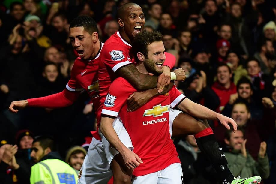 Juan Mata celebra el segundo gol del Manchester United. Foto: AFP