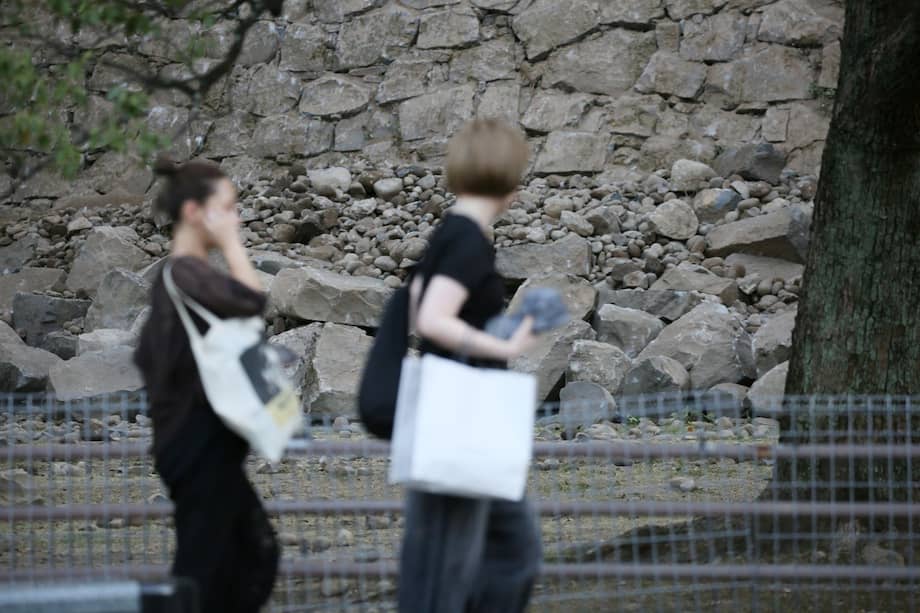 La gente camina cerca de las murallas de piedra del Castillo de Kumamoto, que se derrumbó tras un potente terremoto en la ciudad de Kumamoto.