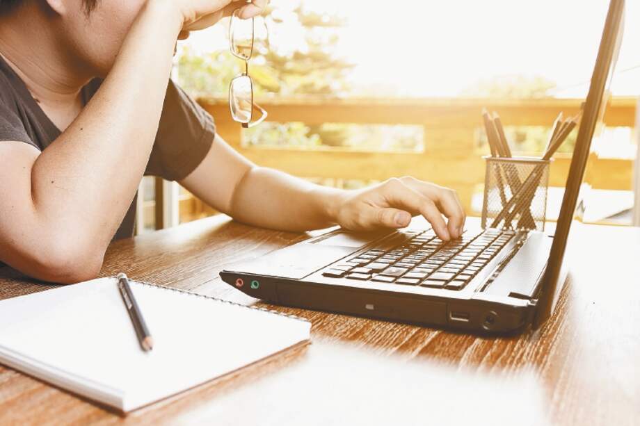 Los especialistas aconsejan hidratar con lágrimas naturales los ojos cuando se está más de tres horas frente al computador. / Foto: iStock
