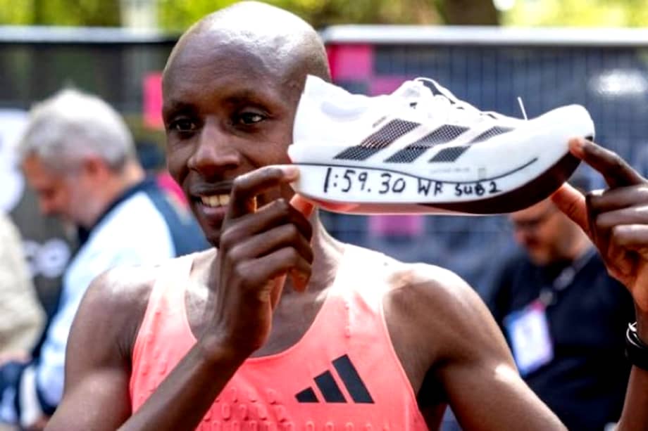 Sebastian Sawe con las zapatillas con las que hizo historia.