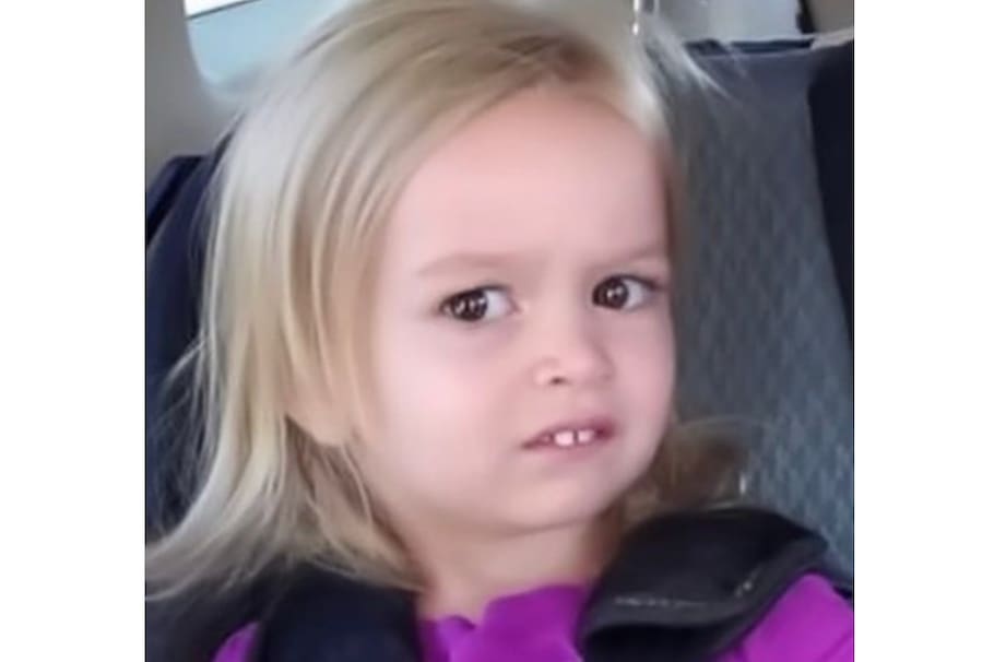 Después de 13 años, la pequeña que impactó con su expresión incrédula reapareció en redes sociales. A esto se dedica.