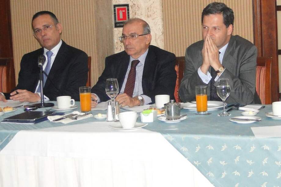 El senador Efraín Cepeda Sarabia, junto a Humberto De la Calle y Sergio Jaramillo.
