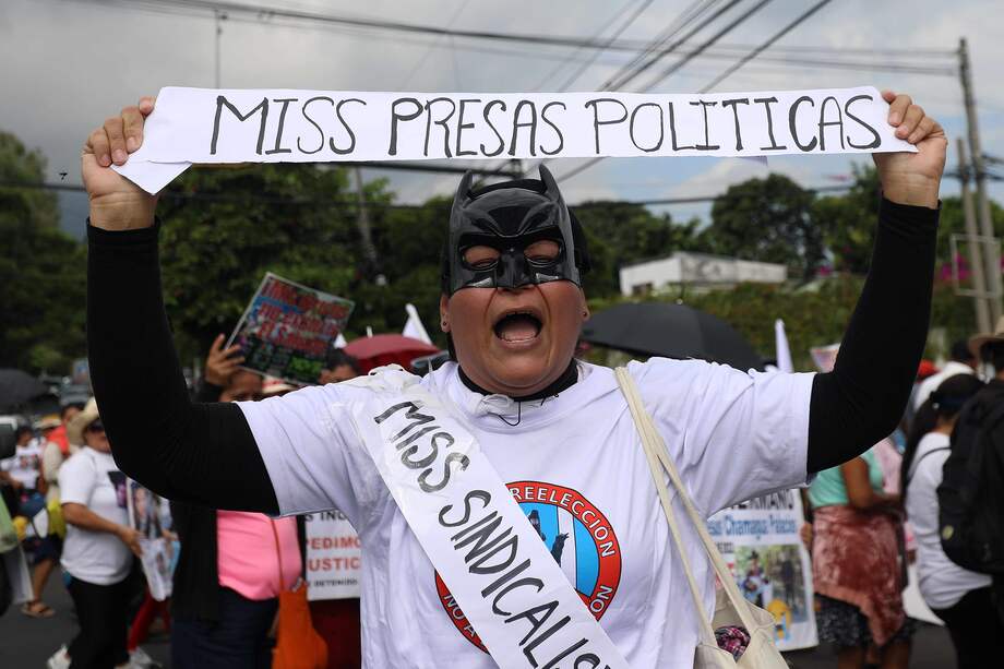Una mujer protesta hoy, en una calle de San Salvador (El Salvador). Más de 300 personas protestaron este sábado por las detenciones arbitrarias y muertes de "inocentes" en el contexto del régimen de excepción, y acusaron al Gobierno del presidente Nayib Bukele de "maquillar" los atropellos con la acogida del concurso de Miss Universo, que celebra hoy su gala final en el país centroamericano.