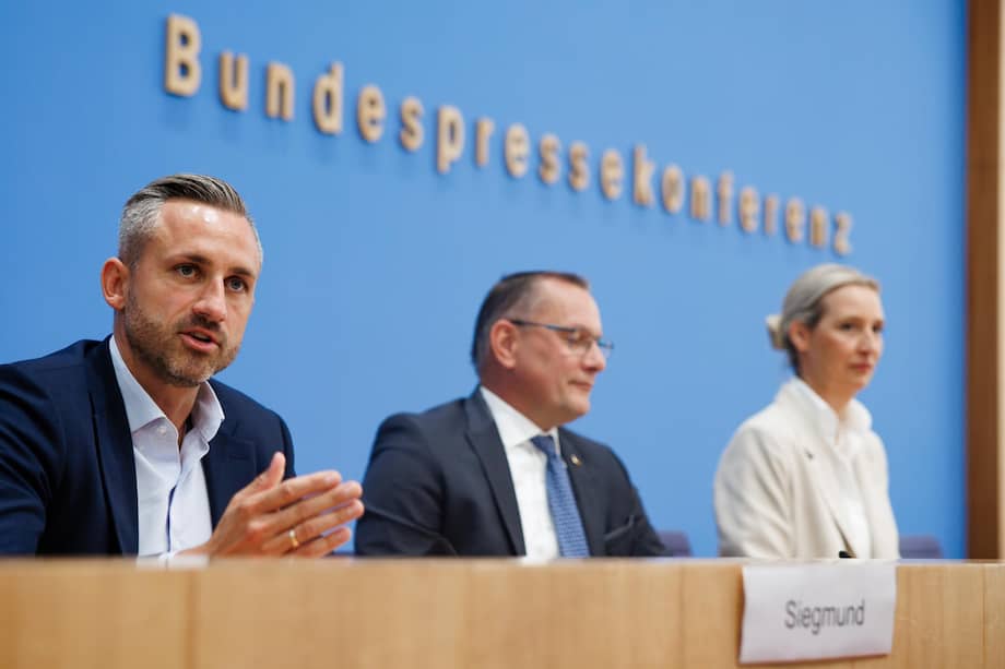El principal candidato del partido de extrema derecha Alternativa para Alemania (AfD) en Sajonia-Anhalt, Ulrich Siegmund, el copresidente del partido y del grupo parlamentario de AfD, Tino Chrupalla, y la copresidenta del partido y del grupo parlamentario de AfD, Alice Weidel, ofrecen una rueda de prensa en Berlín.