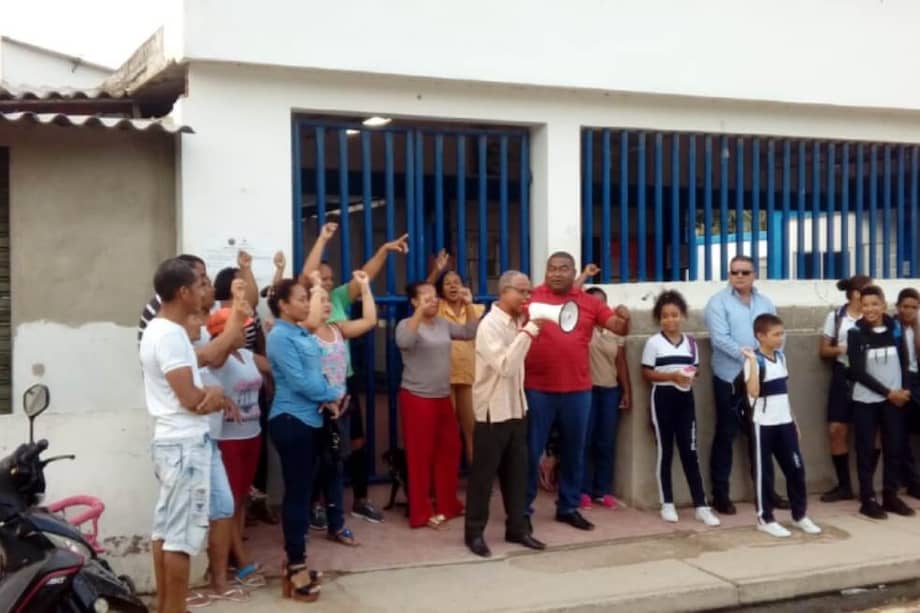 Los miembros del Consejo Comunitario, padres de familias, estudiantes y comunidad en general de Tierra Baja, marcharon para exigir su derecho una educación digna. / Cortesía