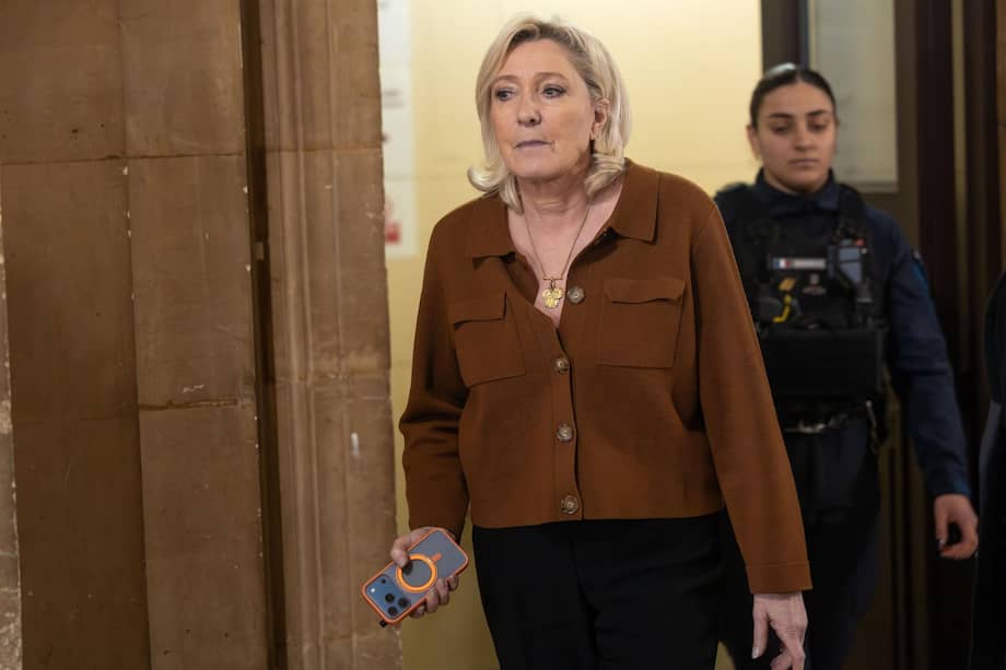 La líder del partido parlamentario Rassemblement National (RN), Marine Le Pen (C), en el juzgado de París