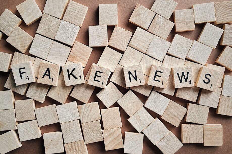 Las noticias falsas crecieron en 2018 y se espera que el fenómeno siga afectando a la democracia en 2019. / AFP