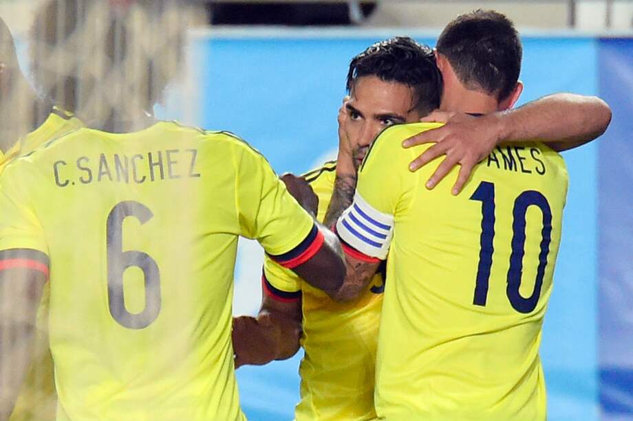 Radamel Falcao García celebra con James Rodríguez uno de los goles de la Selección Colombia. / AFP