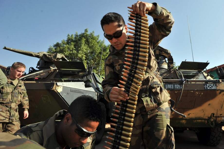 Tropas del ejército francés preparan sus municiones. / AFP