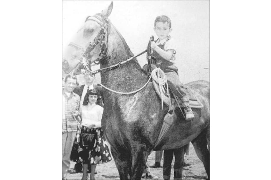 Álvaro Uribe mostró desde muy pequeño su afición por los caballos. En la foto tiene 4 años.