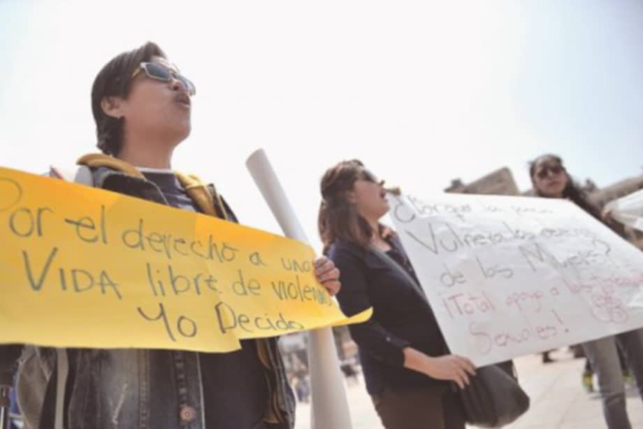 Imagen del plantón realizado el 26 de enero de este año, tras el operativo en el que la Policía detuvo un grupo de prostitutas en la Plaza de la Mariposa. Foto: Luis Ángel - El Espectador.