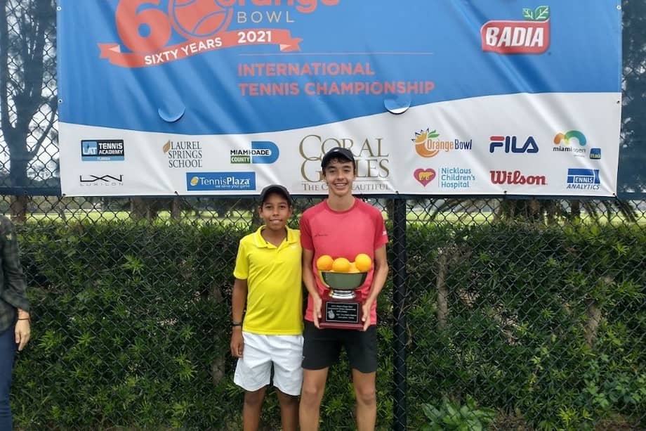 Alejandro Arcila, con el trofeo de campeón en el Orange Bowl.