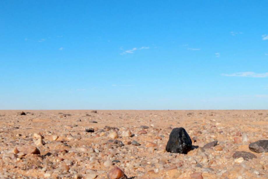 Fragmento negro del meteorito Almahata Sitta encontrado en el desierto de Nubia al norte de Sudán. / SETI Institute/NASA Ames