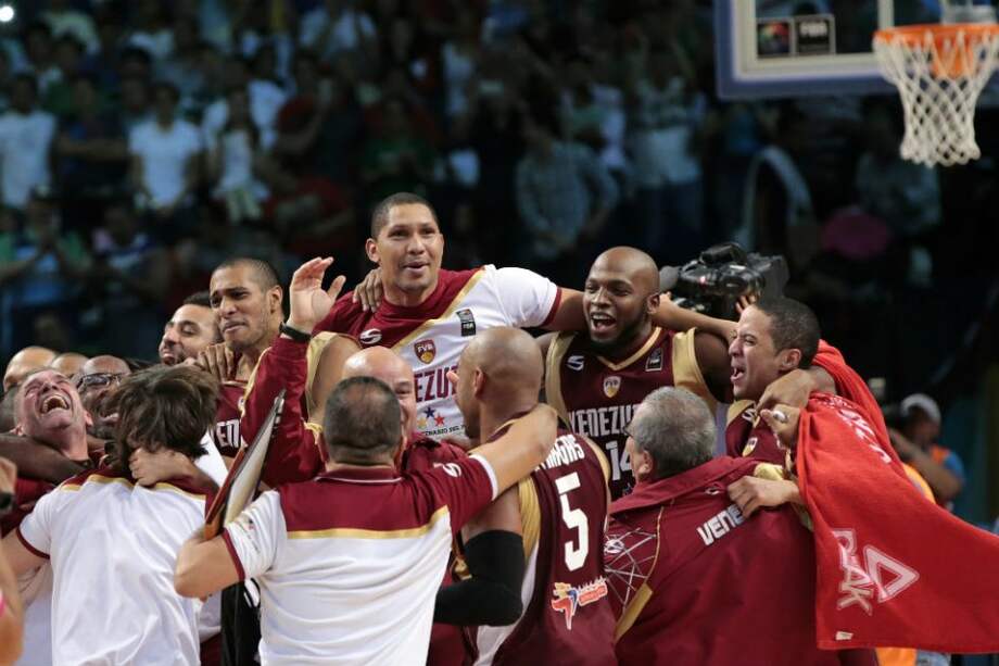 Jugadores de Venezuela celebran la victoria de su equipo frente a Canadá durante las semifinales del Torneo FIBA Américas. Foto: EFE