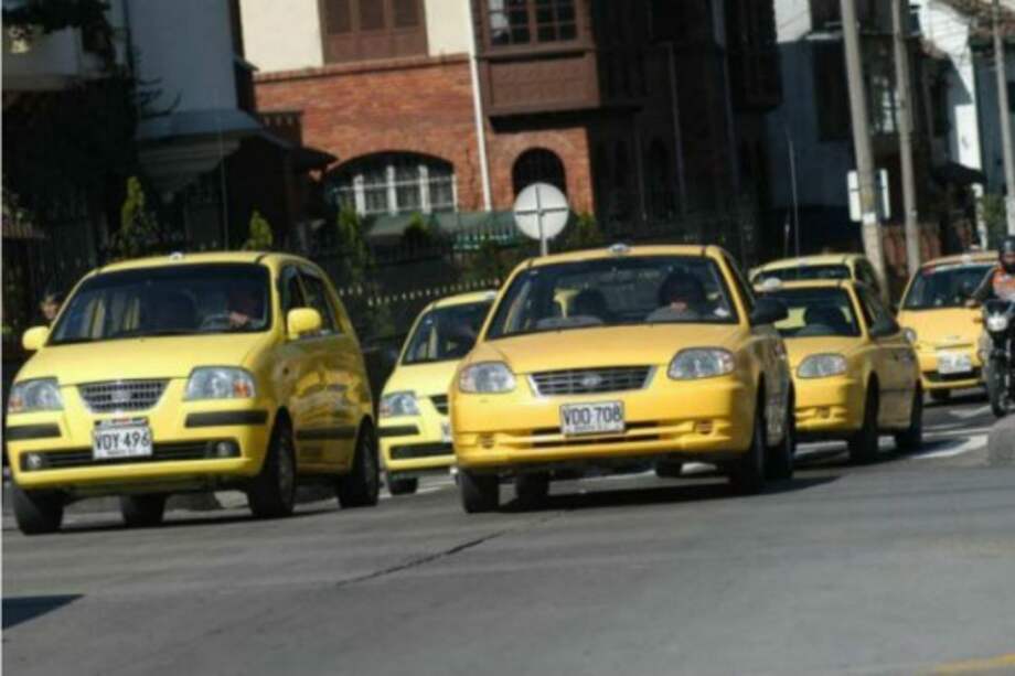 Taxistas protagonizan primeros bloqueos y amenazan con irse a paro