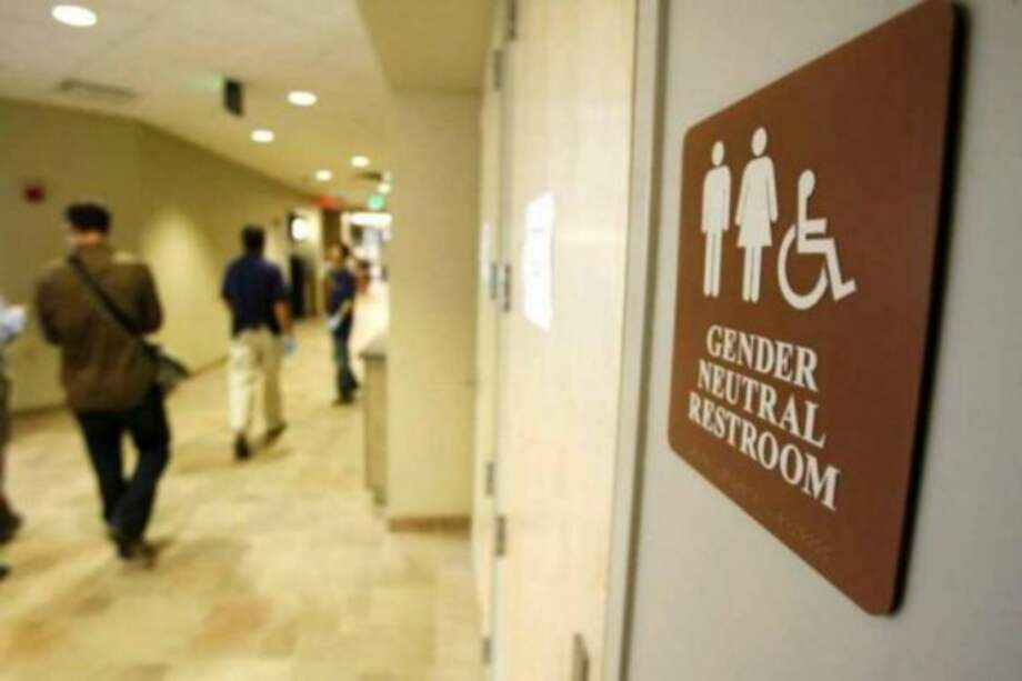 Transexuales y "batalla de los baños en colegios": 11 estados demandan al gobierno de Obama