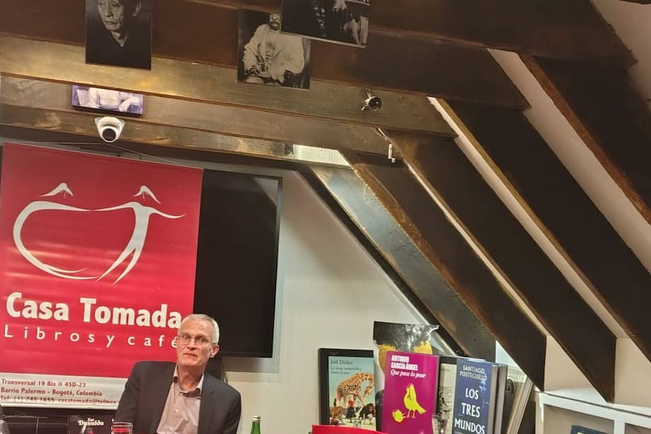 El escritor alemán Gernot Kamecke durante la reciente presentación de su libro en Casa Tomada, en Bogotá.