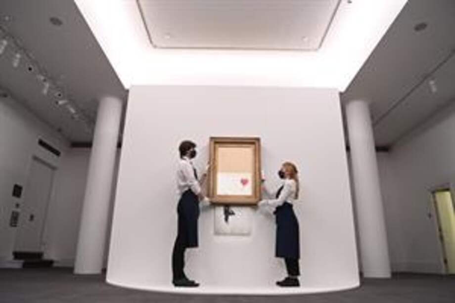 En la versión que sale a la venta de esta pieza, el globo, elemento central de la imagen, cambia el rojo por un amarillo pálido.