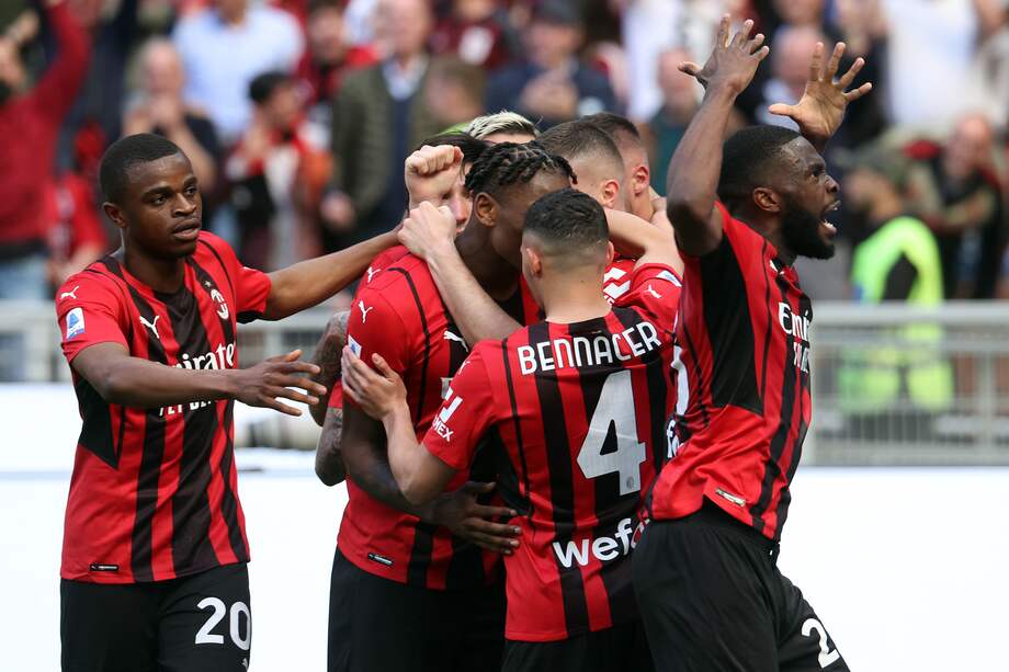 Rafael Leao celebra con sus compañeros la victoria de Milan sobre Fiorentina.