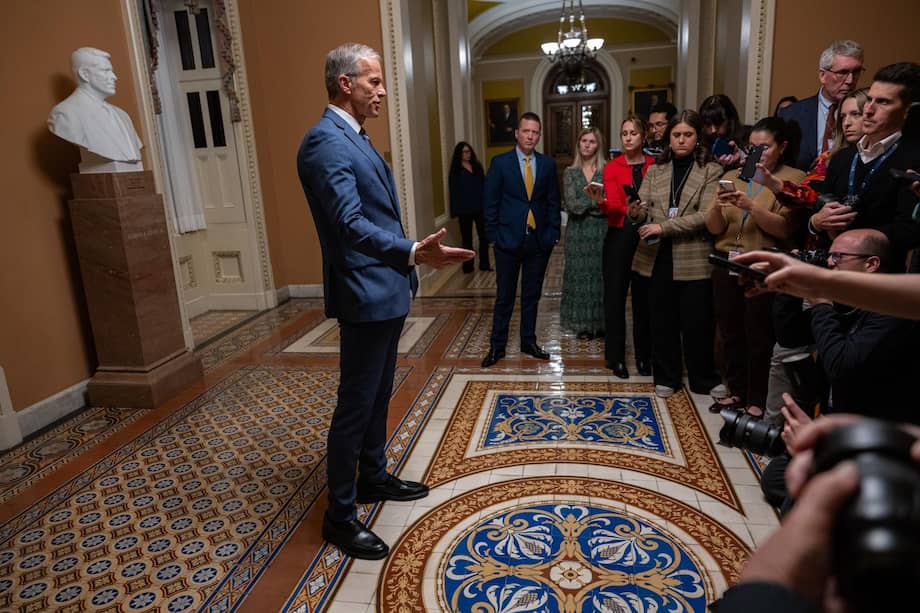 El líder de la mayoría en el Senado de Estados Unidos, John Thune, habla con la prensa tras la aprobación en el Senado de un proyecto de ley de financiación temporal para reabrir el gobierno, en el Capitolio de Washington D.C.