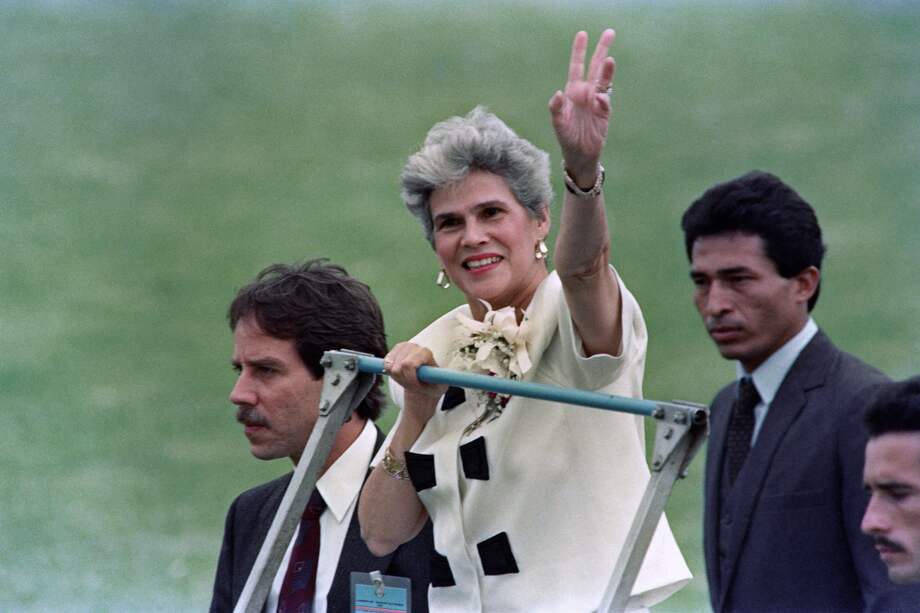 La expresidenta de Nicaragua (1990-1997), Violeta Barrios de Chamorro, la primera mujer elegida presidenta en América, murió este sábado.