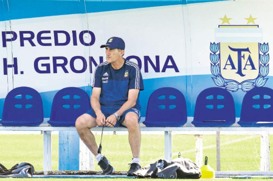 El técnico Edgardo Bauza es uno de los principales blancos de las críticas por la crisis en el fútbol argentino. / AFP