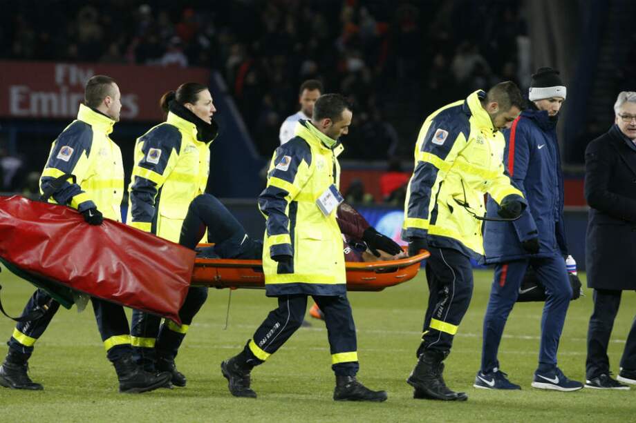 Neymar sale lesionado del partido entre el PSG y el Marsella. / AFP