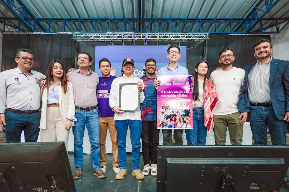 Gobierno del Cambio firma ley que mejora el financiamiento de las universidades públicas