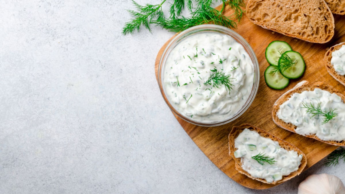 Deliciosas patatas asadas rellenas de jamón serrano y queso gratinadas en freidora de aire para 3 comensales: una receta irresistible 17 Merca2.es 5. Salsas para dipear o para envolver las patatas asadas rellenas