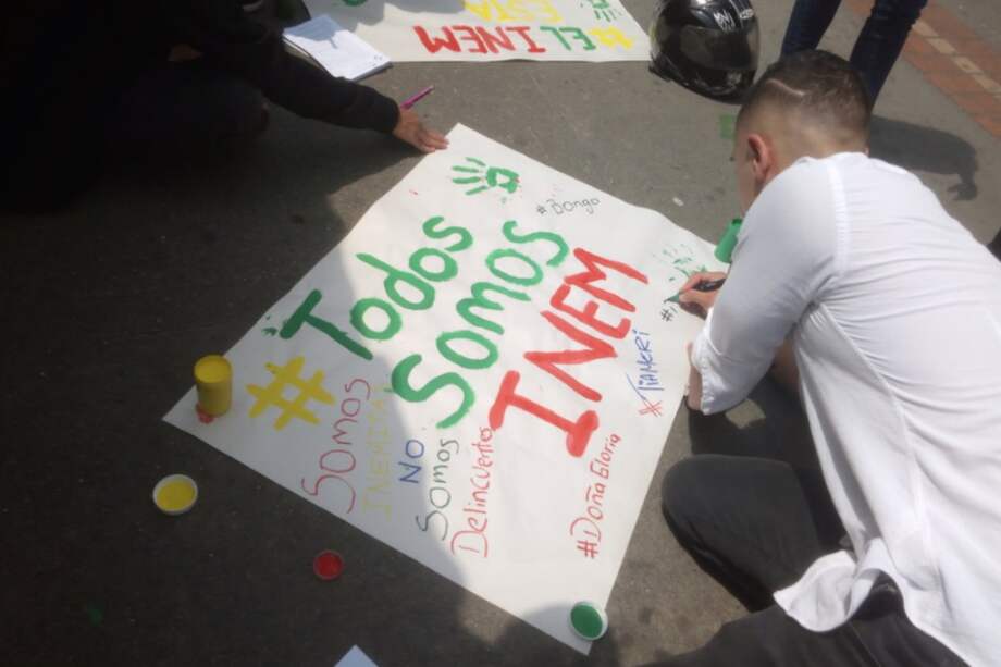 Con pancartas de apoyo y una manifestación a través de redes sociales, estudiantes y egresados del colegio INEM, apoyaron a la institución tras las críticas. / Captura de pantalla de Twitter