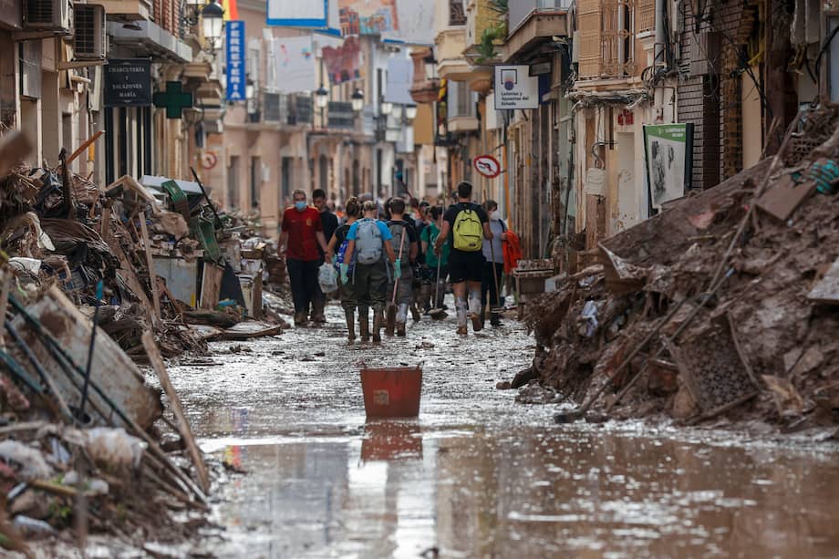 Fotografía de una de las calles de Paiporta, en Valencia, España, tras la DANA.