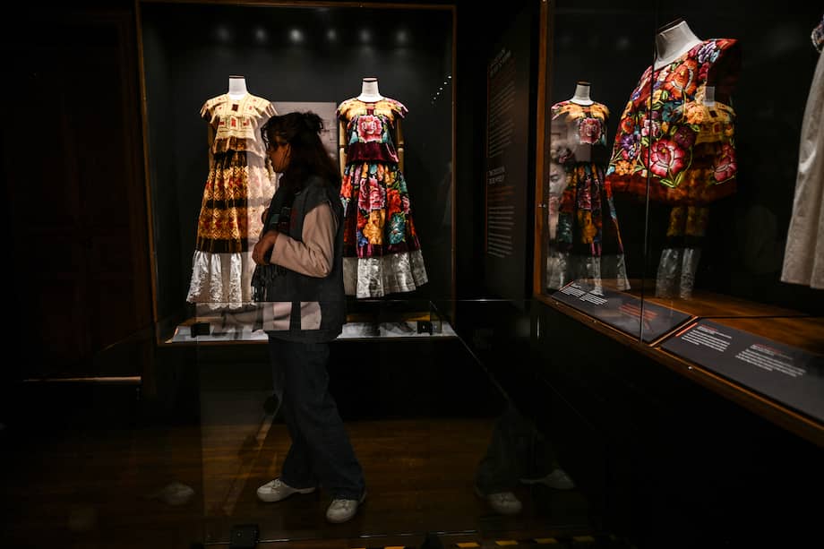 Nueve obras originales, objetos personales y recuerdos familiares integran el recorrido por la nueva Casa Kahlo, un espacio dedicado a la vida cotidiana y afectiva de la artista mexicana.