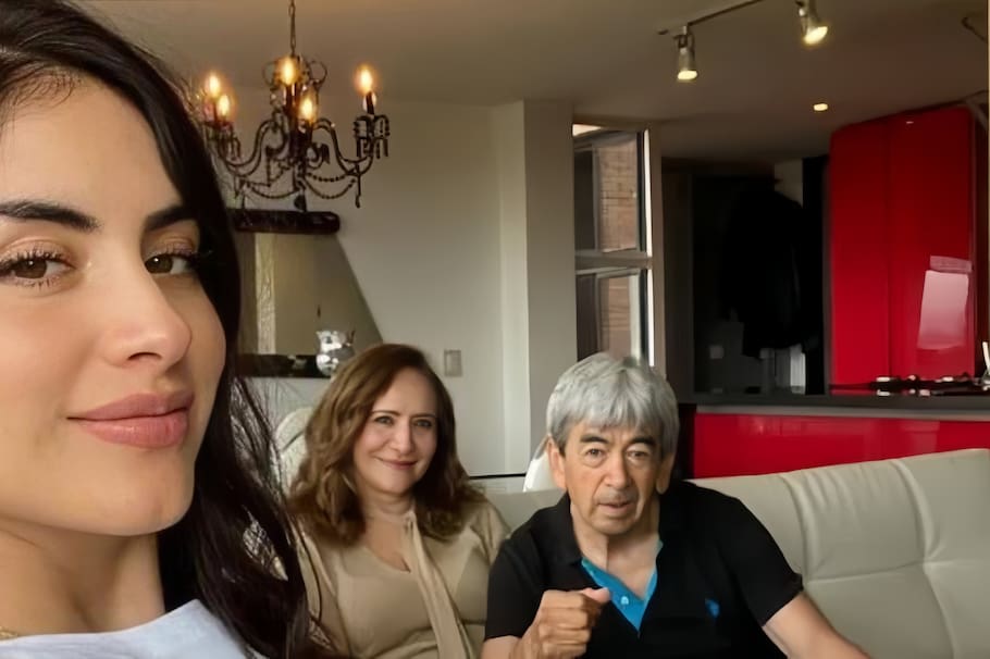 Jessica Cediel junto a Luz Virginia Silva y Alfonso Cediel, sus padres.