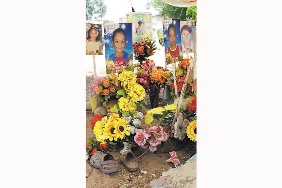 Las fotos de los 33 niños que murieron calcinados el 18 de mayo de 2014 permanecen en el lugar donde ocurrió el accidente. / Jesús Fragozo