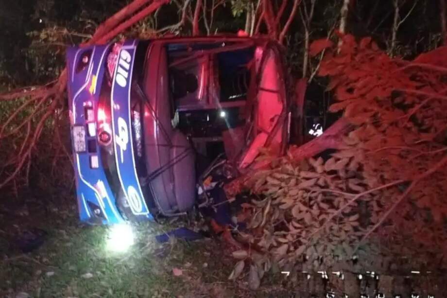 Al parecer, el conductor perdió el control y terminó volcándose a un costado de la vía.