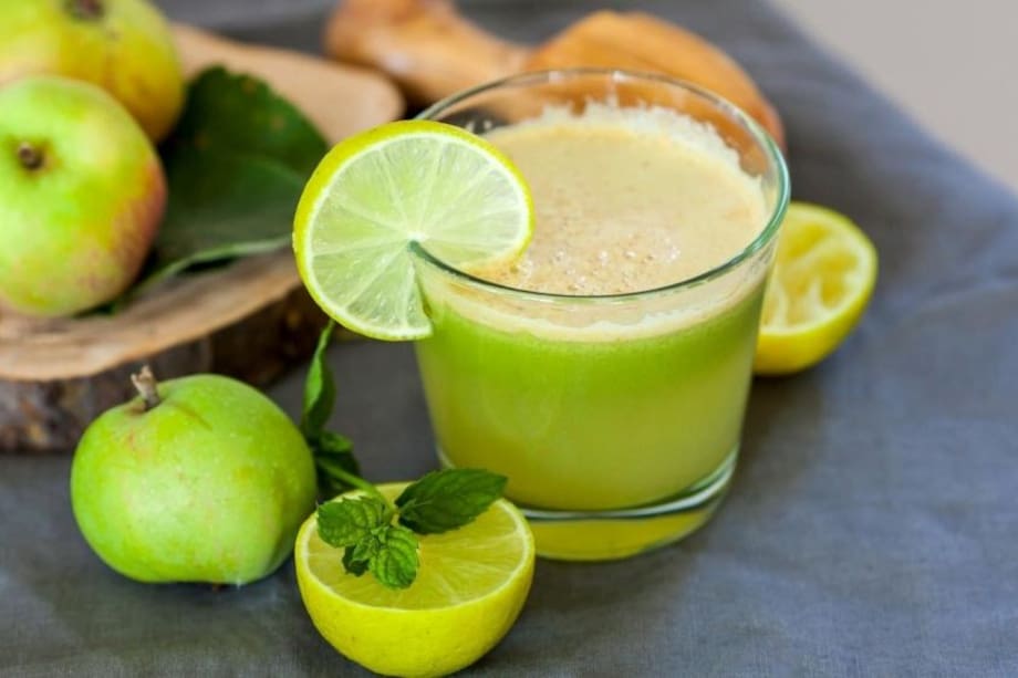 Jugo de manzana, pepino, limón y apio para las uñas