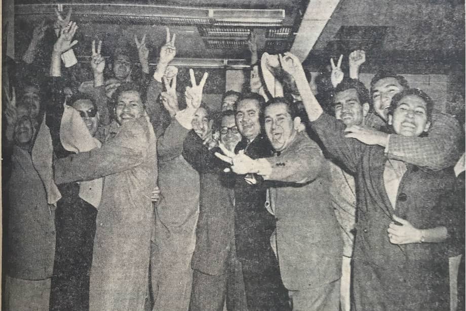Los venezolanos celebran la caída de la dictadura de Marcos Pérez Jiménez el 23 de enero de 1958 con el gesto de la “V” de victoria en las oficinas de El Independiente. / Humberto Rojas