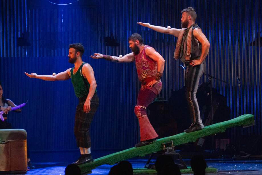 Fue fundada en 2005 a través de la unión de varios artistas del École Nationale de Cirque de Montréal que habían trabajado con reconocidas compañías de nouveau cirque de todo el mundo.