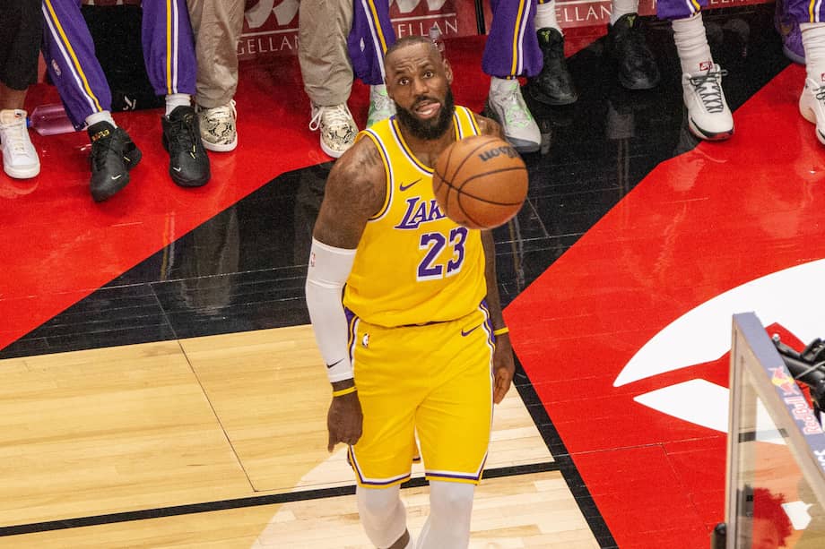 LeBron James reacciona en un partido de la NBA entre Toronto Raptors y Los Angeles Lakers en el Scotiabank Arena de Toronto, Canadá.