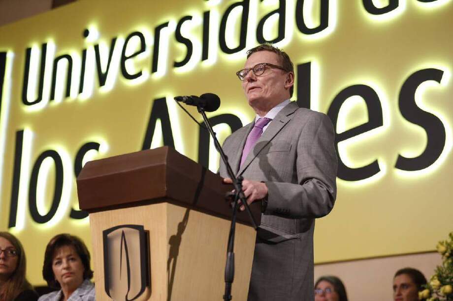 Profesor James Robinson durante su discurso en la Universidad de los Andes. / /Cortesía Dirección de Posicionamiento Universidad de los Andes