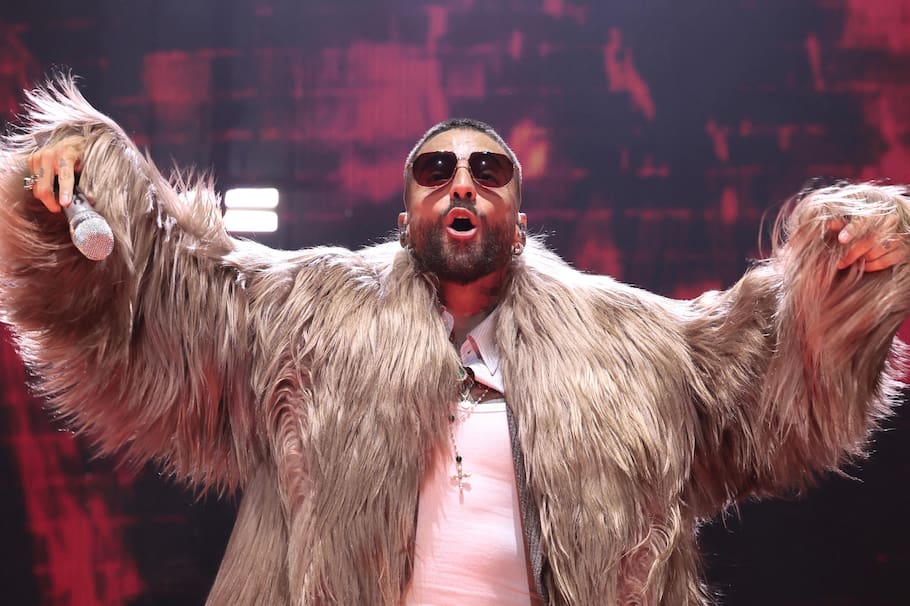 Durante su entrada al Palacio de los Deportes de Ciudad de México, previo a su show, el intérprete de ‘Según quién’ fue despojado de una de sus pertenencias. Imágenes. EFE/José Méndez