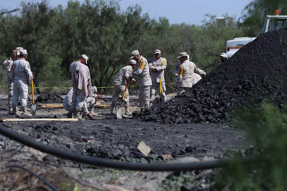 Miembros del Ejército Mexicano trabajan en labores de rescate en la zona donde se encuentran atrapados 10 mineros en el municipio de Sabinas, en el estado de Coahuila (México).