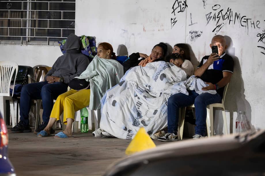 Personas en la calle en Caracas (Venezuela) tras los dos fuertes seísmos que han sacudido el oeste de la ciudad.