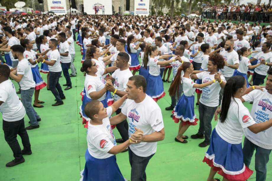 En la foto hay, al menos, unas 427 parejas dominicanas que bailaron para lograr el récord mundial Guinness de parejas bailando merengue. / AFP