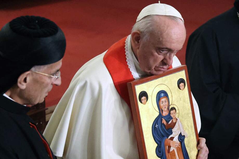 El papa Francisco recibió un cuadro de Nuestra Señora de Gracia en una catedral cristiana maronita en Chipre.