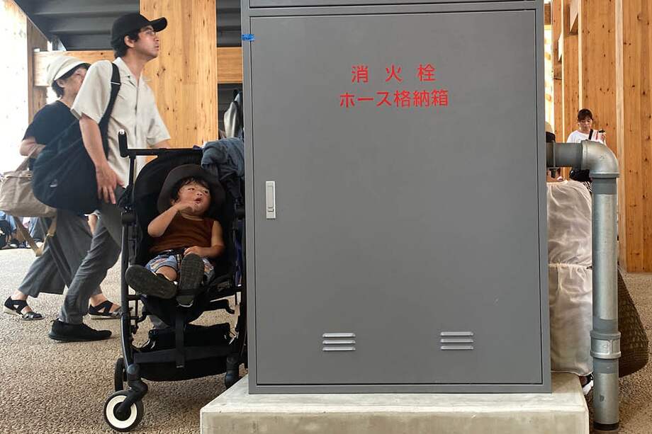 Bebé descansando con su familia en la Expo Osaka 2025.